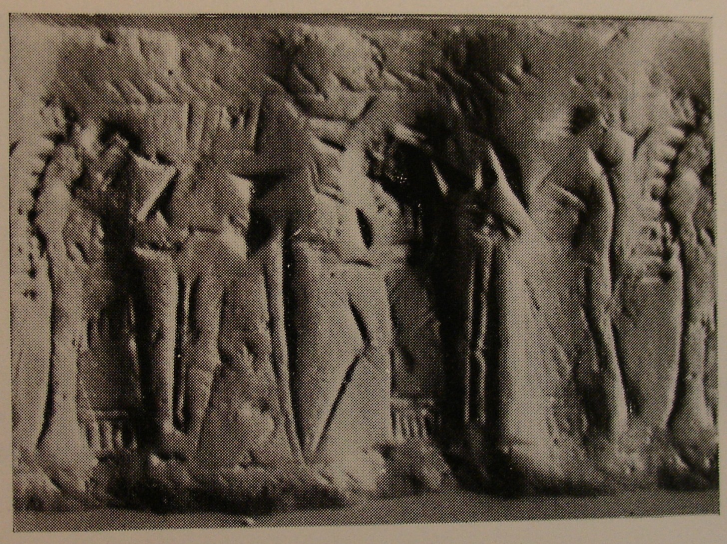 Pot-stand between king and his attendant, and another attendant behind the king